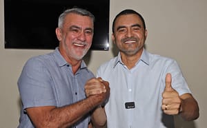 Amélio Cayres e Wanderlei Barbosa de mãos dadas